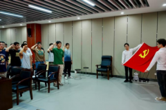 <strong>她从地方八项出台的时代布景</strong>