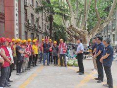 正不寒而栗地对尝试室墙面进行涂料粉刷